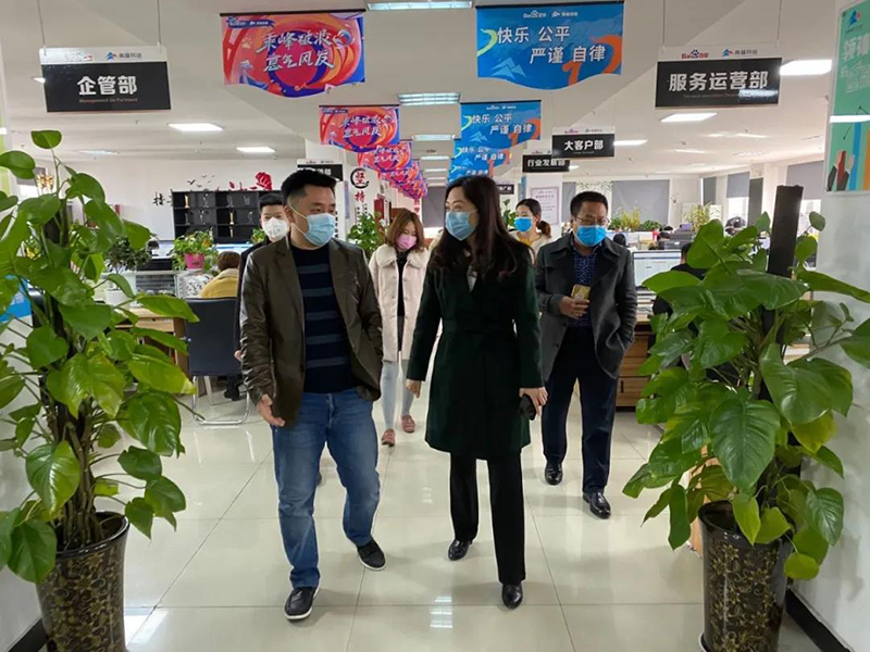 今日市工商聯(lián)黨組織成員 秘書長(zhǎng) 梁淑錚同志一行對(duì)洛陽(yáng)青峰進(jìn)行復(fù)工情況指導(dǎo)！