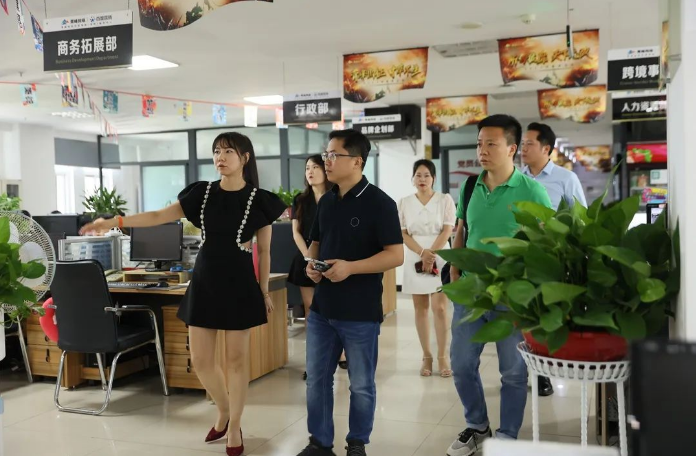 百度渠道銷售發(fā)展部總經(jīng)理丁燦彪先生攜百度領(lǐng)導(dǎo)一行，蒞臨洛陽市青峰網(wǎng)絡(luò)科技有限公司進(jìn)行考察、指導(dǎo)工作